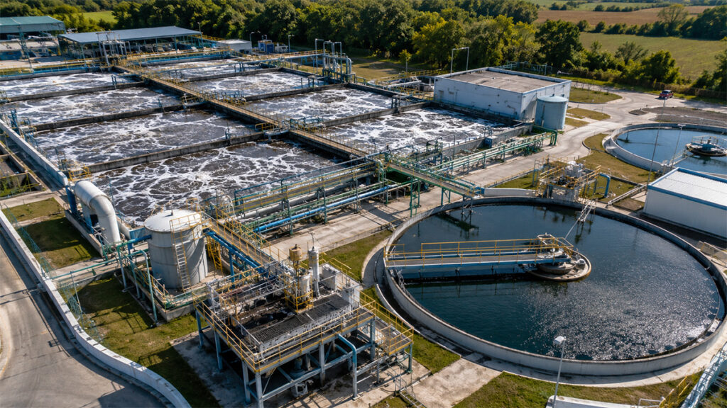 Estação de tratamento de efluentes industriais com tanques, sistemas de aeração e processos integrados de tratamento.